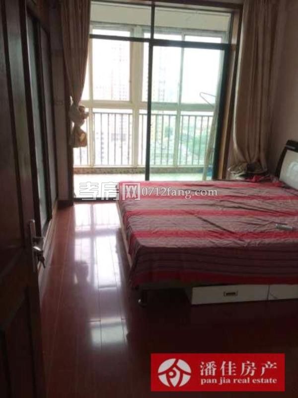 錦繡后湖二期電梯房經(jīng)典三房，131.36平精裝修中間