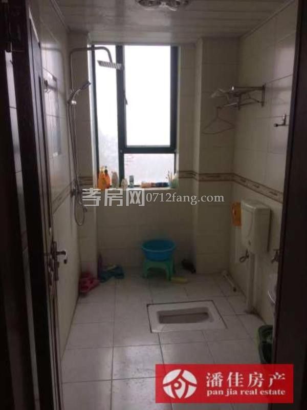 錦繡后湖二期電梯房經(jīng)典三房，131.36平精裝修中間