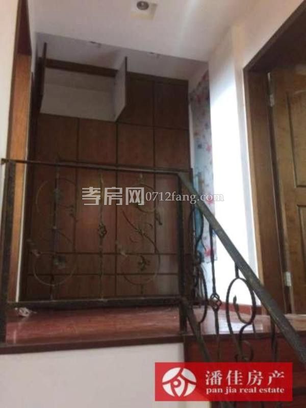 錦繡后湖二期電梯房經(jīng)典三房，131.36平精裝修中間