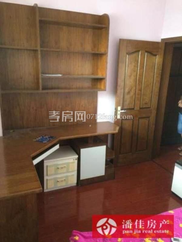 錦繡后湖二期電梯房經(jīng)典三房，131.36平精裝修中間