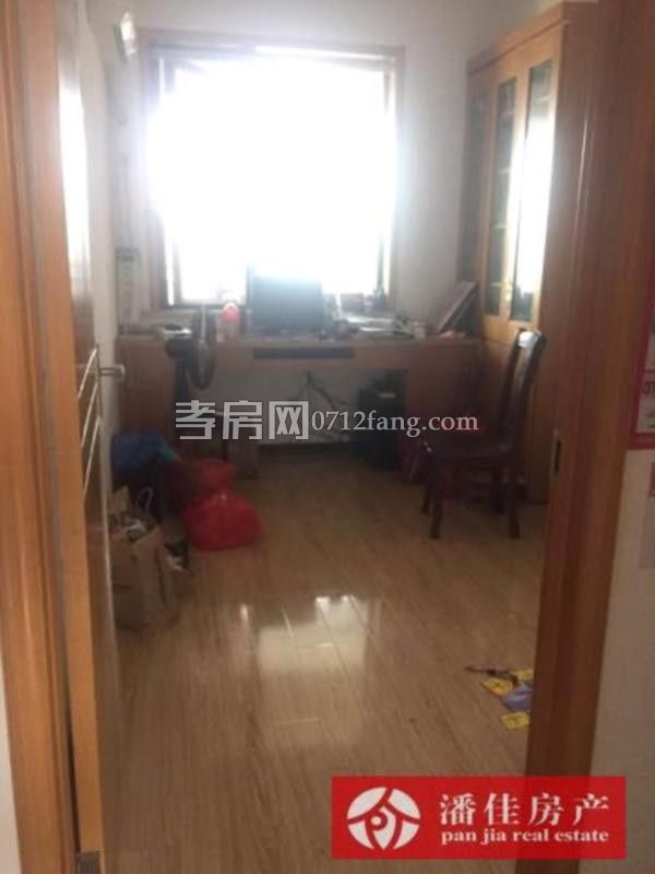 滿二宇濟(jì)商貿(mào)城100平精裝修文化路 楚環(huán)中學(xué)3樓