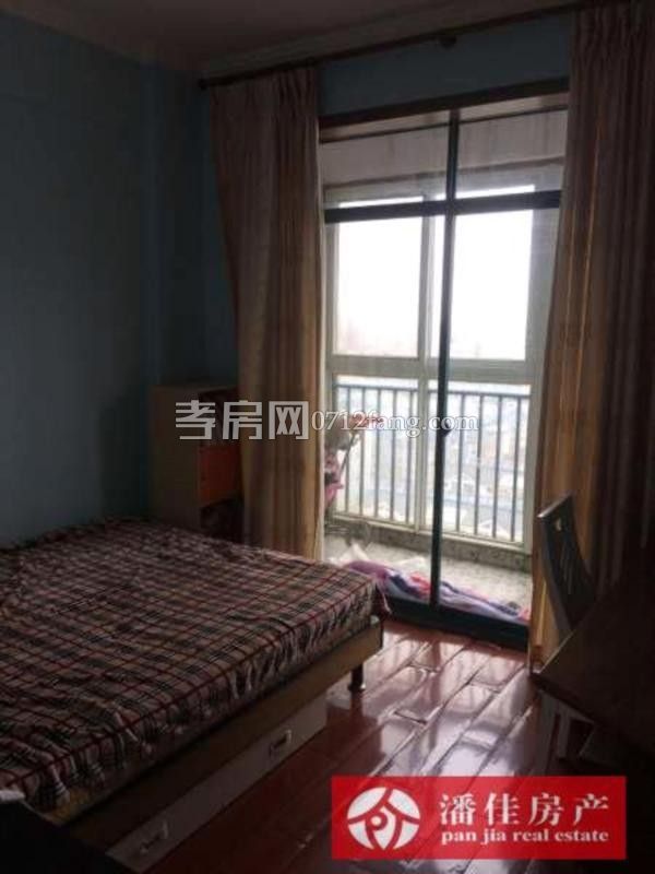 滿二精裝修寶成佳園3室2廳1衛(wèi)107平3樓