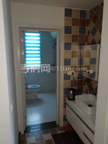 滿二宇濟(jì)商貿(mào)城100平精裝修文化路 楚環(huán)中學(xué)3樓