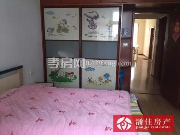 【潘佳房產(chǎn)推薦】【滿二泰陽(yáng)城二期130平米3室2廳2衛(wèi)精裝南北通透70萬(wàn)】