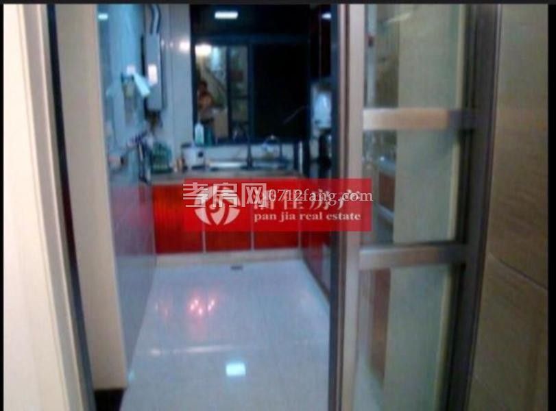 同升小區(qū)長征路上帶20平米車庫1/6樓126.4毛坯50萬