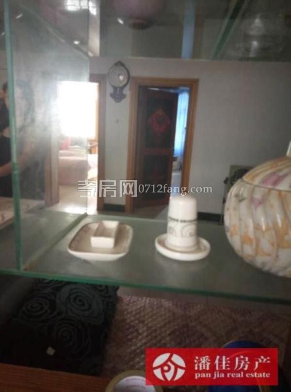 滿兩年柴油小區(qū)南區(qū)3室1廳1衛(wèi)80平簡(jiǎn)單裝修3樓