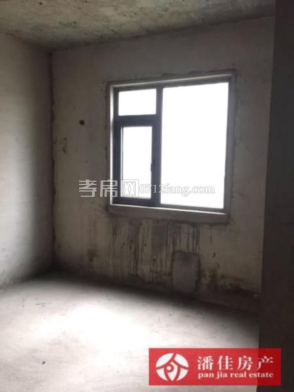 錦繡后湖二期電梯房經(jīng)典三房，131.36平精裝修中間