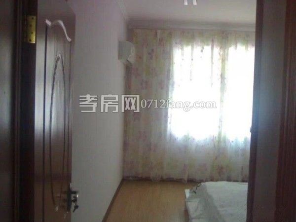 降價了！航空路三室兩廳一衛(wèi)4/6簡單裝修131平米