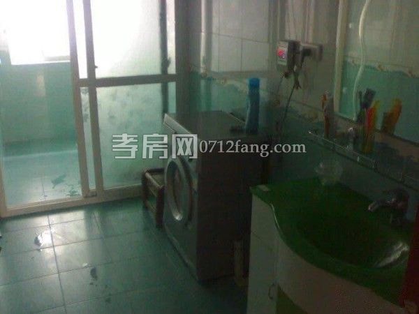 降價了！航空路三室兩廳一衛(wèi)4/6簡單裝修131平米