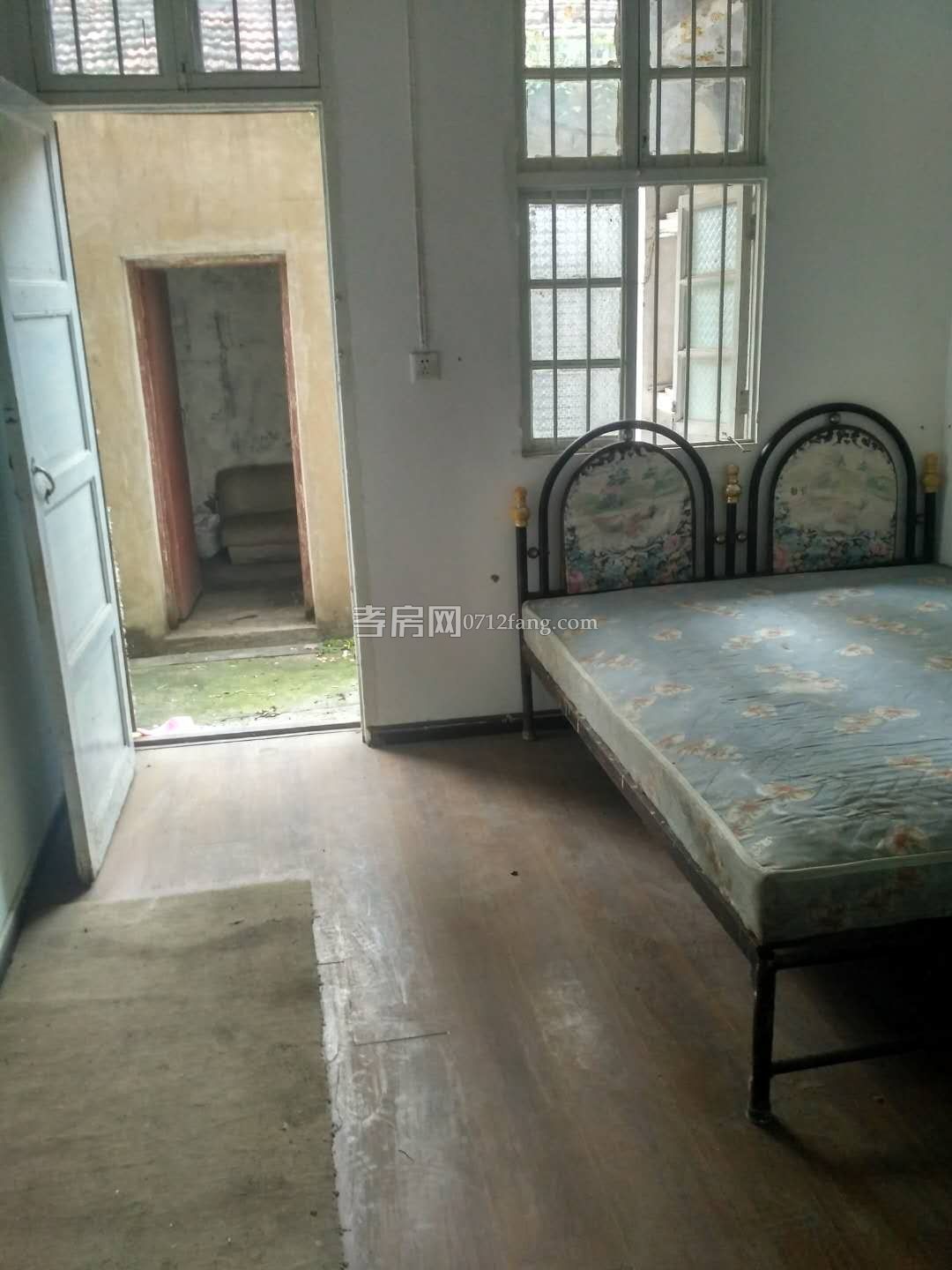 滿二掛口有證出讓地2室2廳1衛(wèi)毛坯111平2600元一平4樓