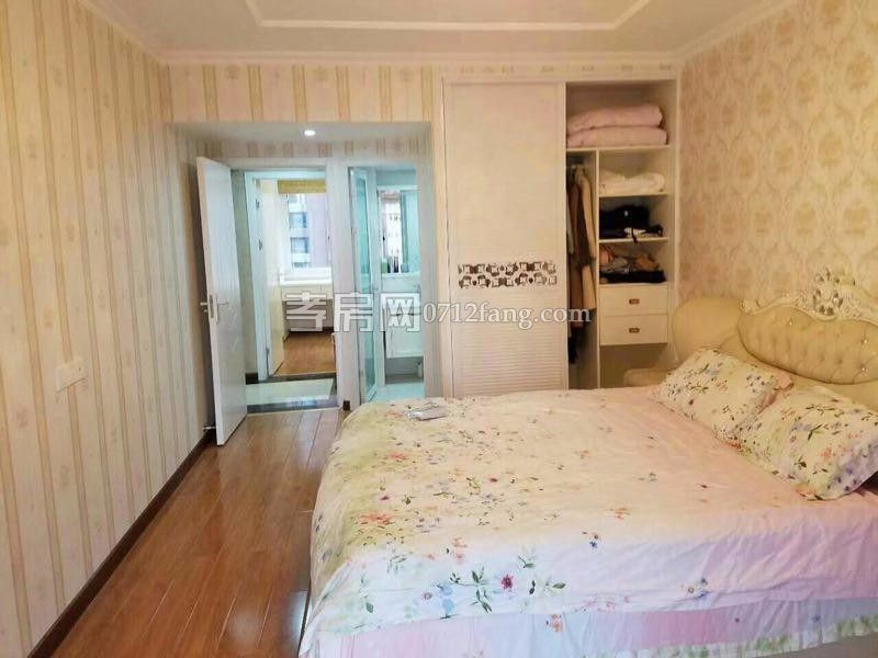 亞瀾灣4室2廳2衛(wèi)精裝119平122萬