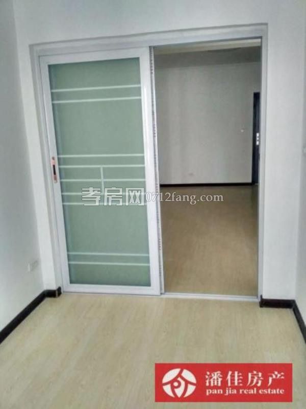 滿二年百佳豪庭3室2廳1衛(wèi)136平中等裝修5樓