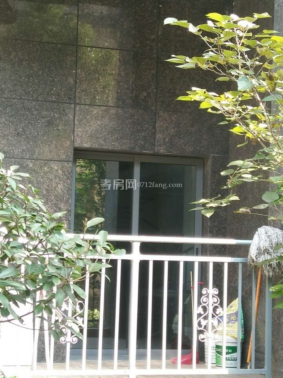 錦繡后湖二期電梯房經(jīng)典三房，131.36平精裝修中間