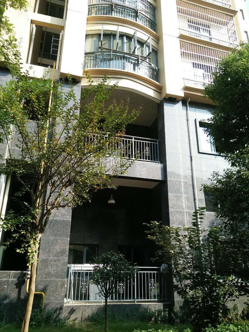 錦繡后湖二期電梯房經(jīng)典三房，131.36平精裝修中間