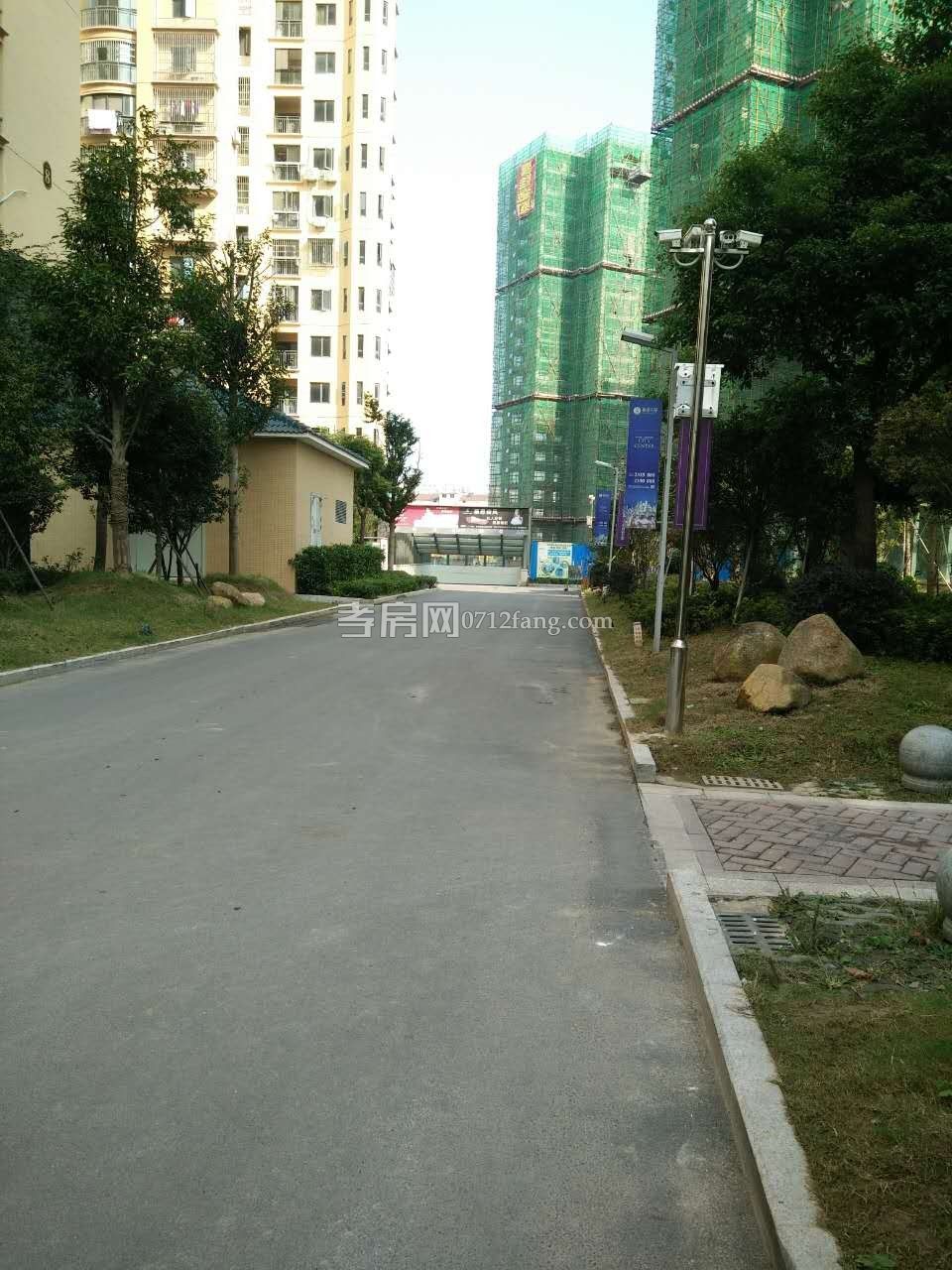 錦繡后湖二期電梯房經(jīng)典三房，131.36平精裝修中間