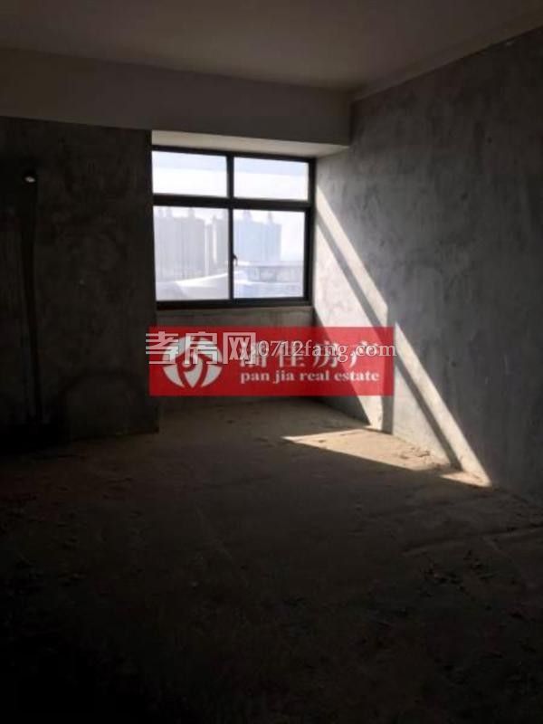 錦繡后湖二期電梯房經(jīng)典三房，131.36平精裝修中間