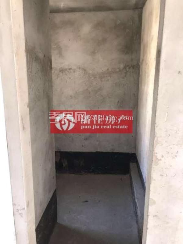 錦繡后湖二期電梯房經(jīng)典三房，131.36平精裝修中間