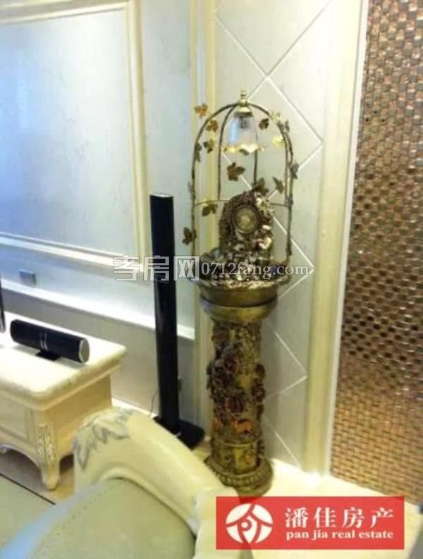 錦繡后湖二期電梯房經(jīng)典三房，131.36平精裝修中間