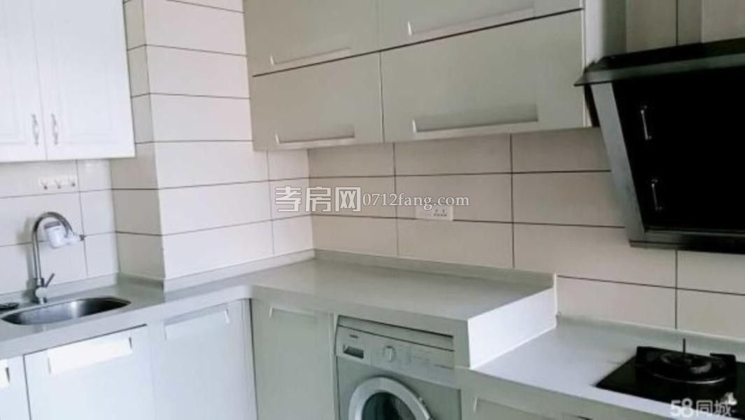 錦繡后湖二期電梯房經(jīng)典三房，131.36平精裝修中間