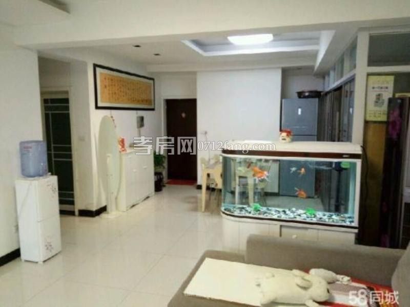 錦繡后湖二期電梯房經(jīng)典三房，131.36平精裝修中間