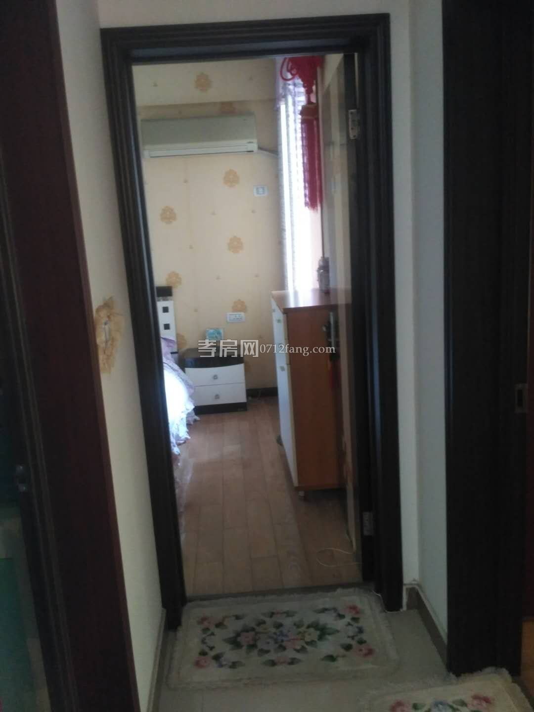 錦繡后湖二期電梯房經(jīng)典三房，131.36平精裝修中間