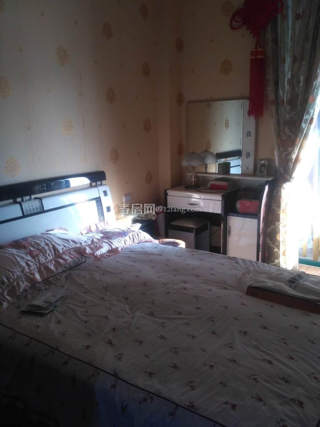 錦繡后湖二期電梯房經(jīng)典三房，131.36平精裝修中間