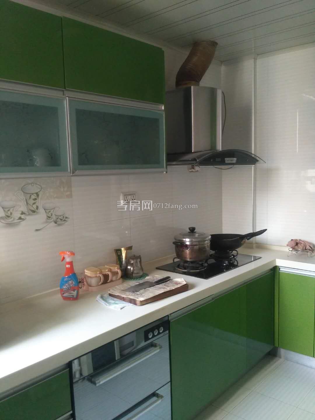 錦繡后湖二期電梯房經(jīng)典三房，131.36平精裝修中間