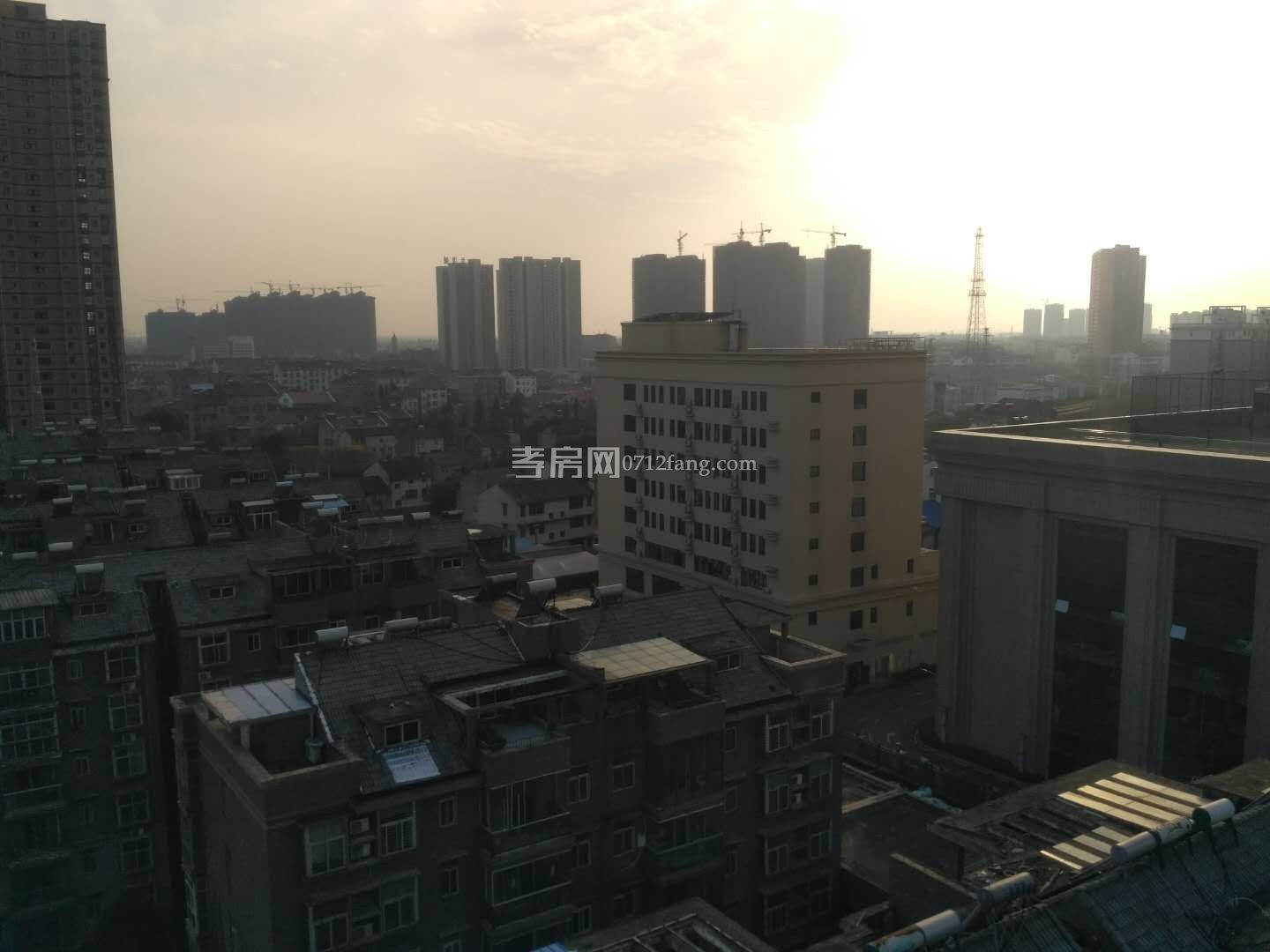 錦繡后湖二期電梯房經(jīng)典三房，131.36平精裝修中間