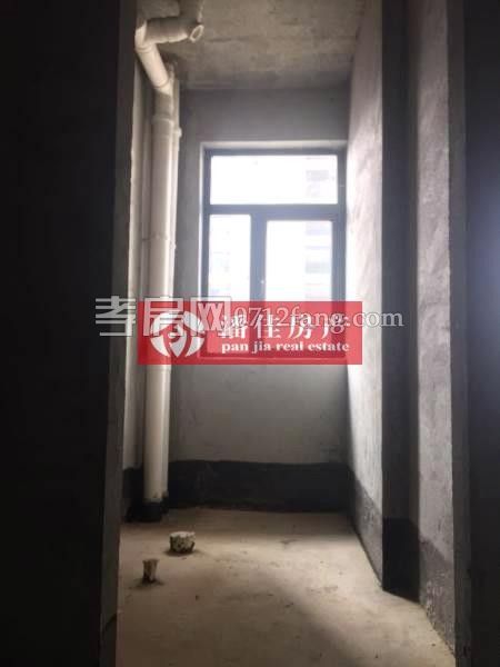 【潘佳房產(chǎn)推薦】【滿二翡翠名都1期107平米1樓簡裝62萬】