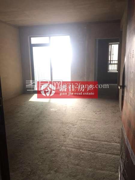 【潘佳房產(chǎn)推薦】【滿二翡翠名都1期107平米1樓簡裝62萬】