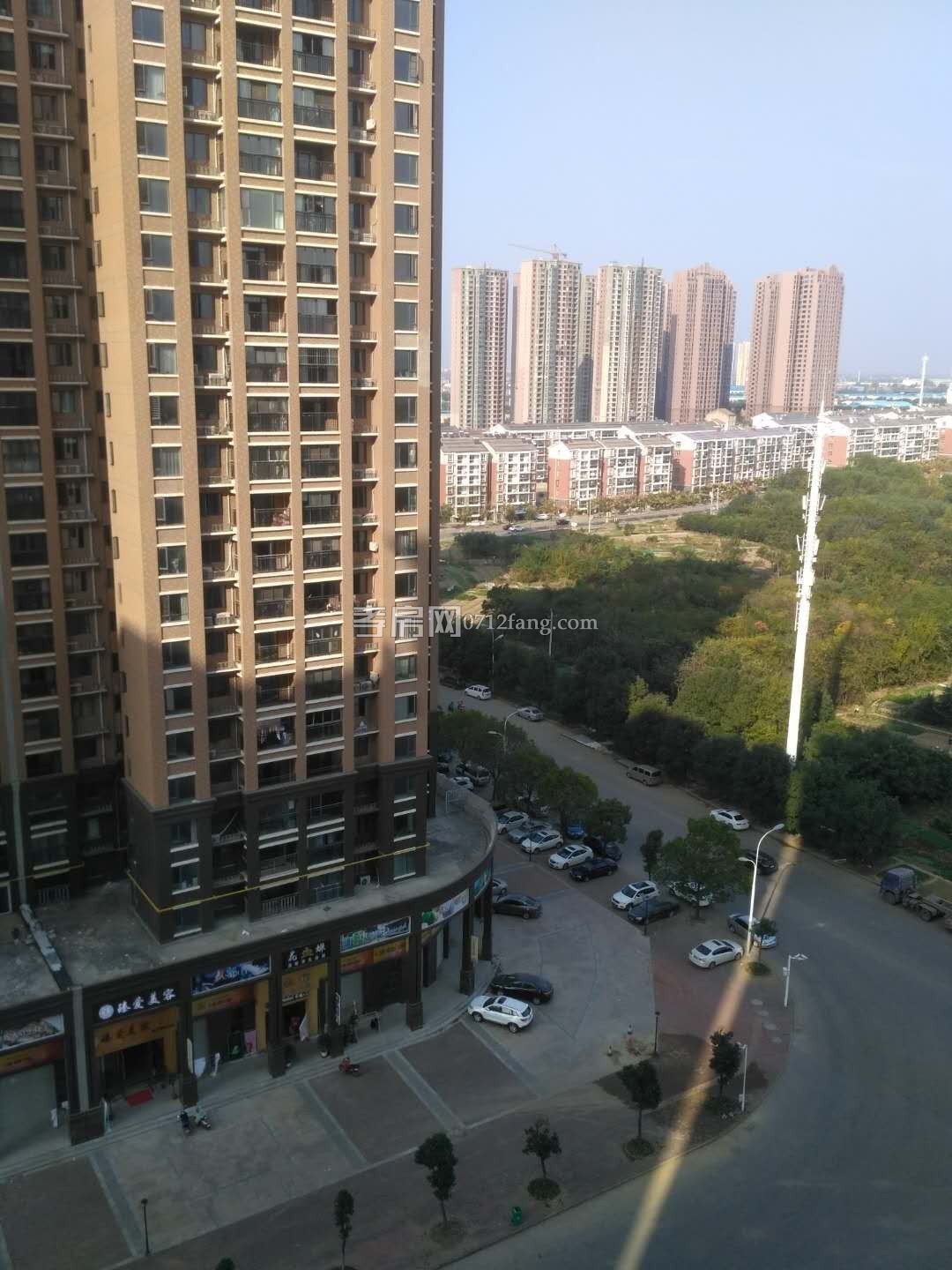 滿五 永新小區(qū)3室2廳1衛(wèi)126平簡(jiǎn)單裝修3樓