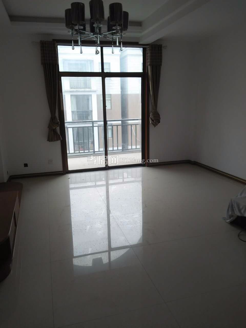 隕東學(xué)校旁，精裝樓梯房2樓，大3房