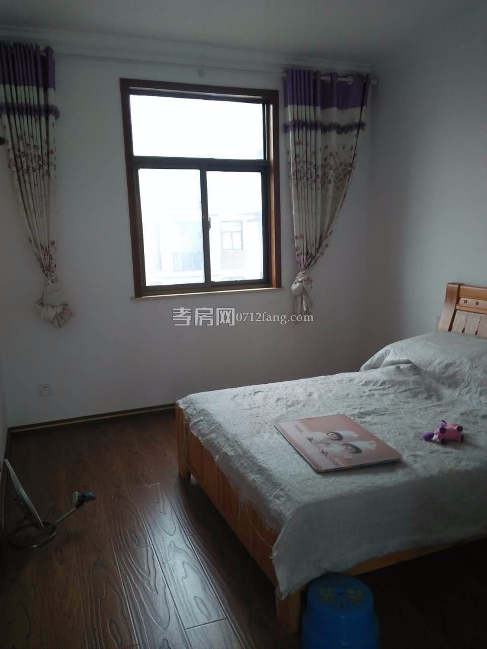 陨东 旁，精装楼梯房2楼，大3房