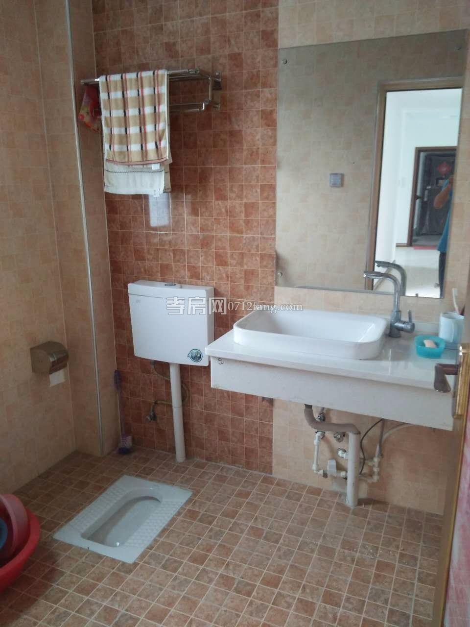 陨东 旁，精装楼梯房2楼，大3房