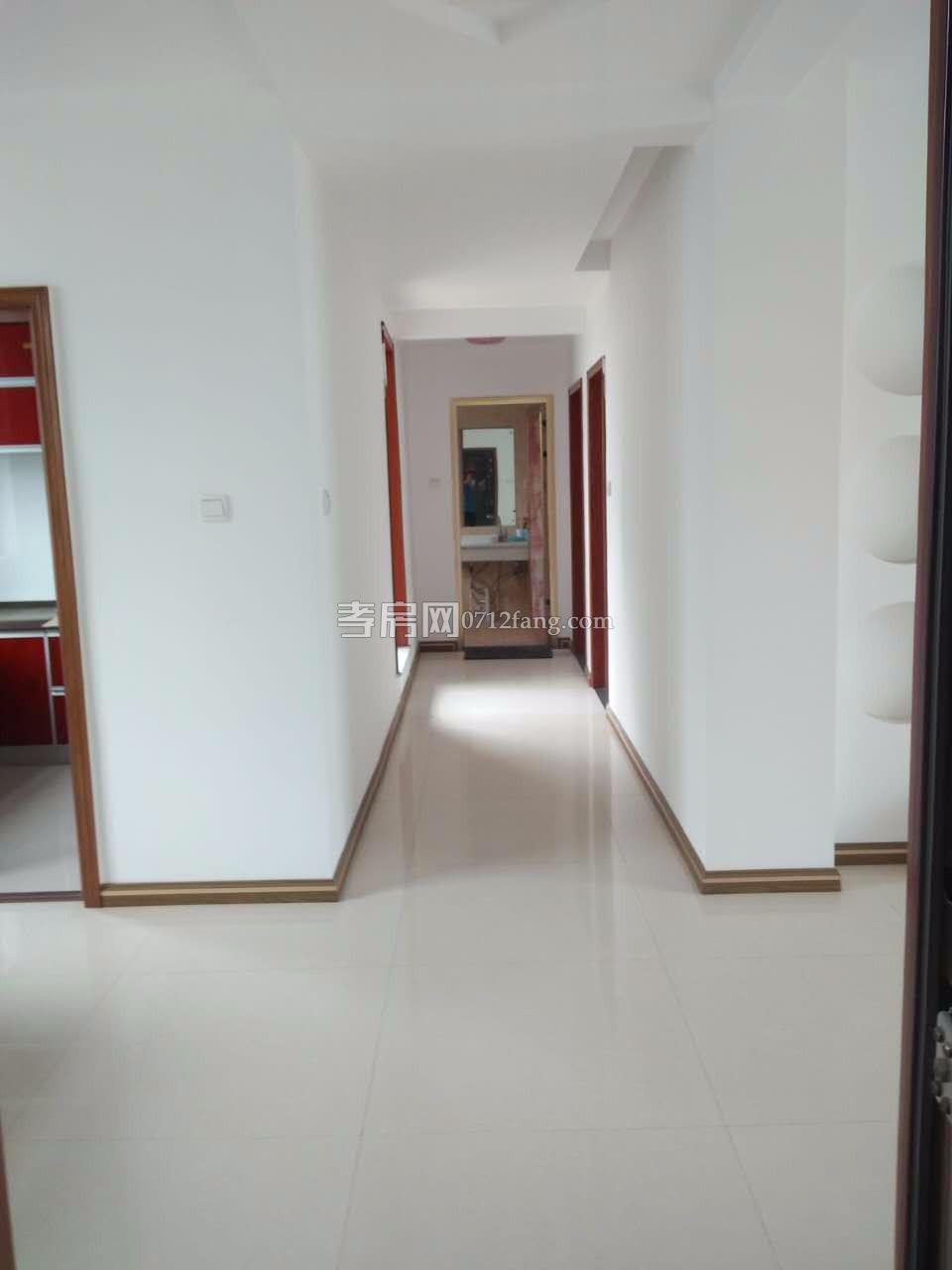 陨东 旁，精装楼梯房2楼，大3房