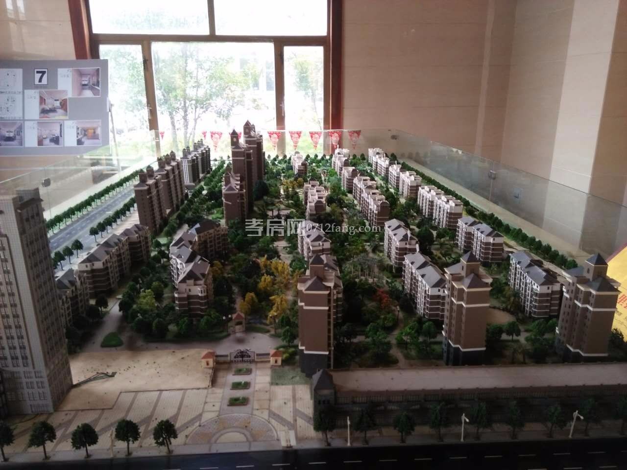 安陸隕東學(xué)校旁，全新毛坯3房，送平臺