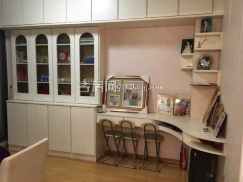 鼎觀世界3室2廳1衛(wèi)98平精裝修準(zhǔn)新房中間樓層