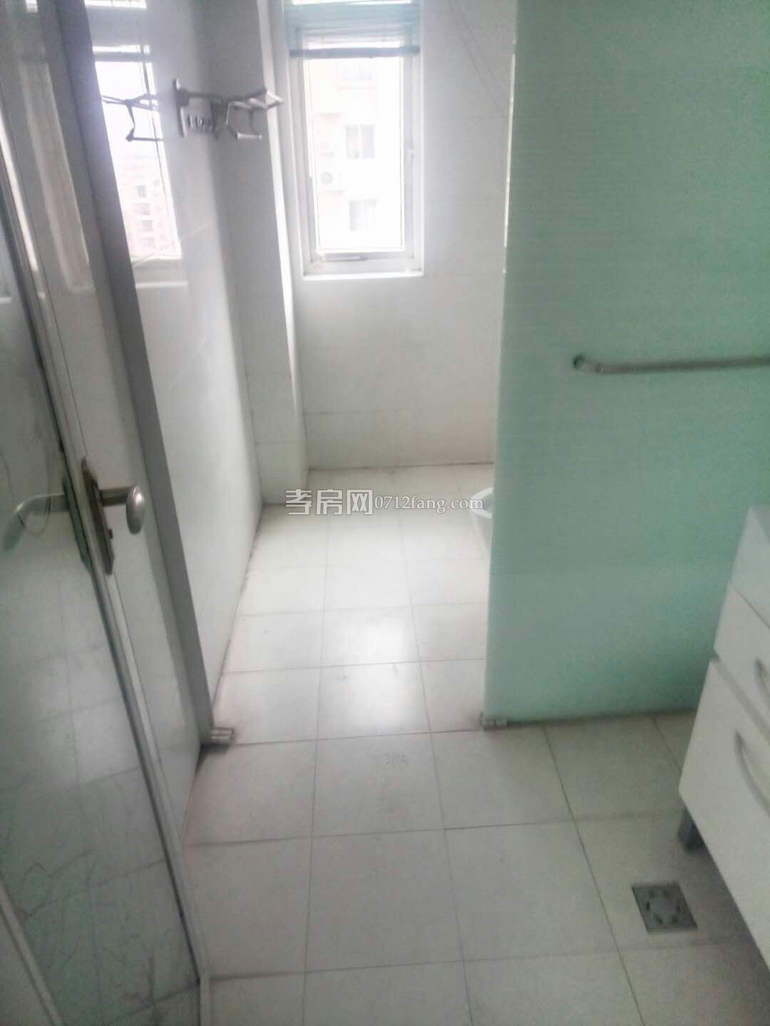 B2381掛口步行街四室二廳二衛(wèi)2/5毛坯175.49平米帶20平米車庫40萬