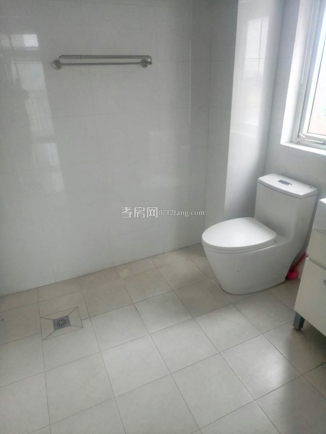 B2381掛口步行街四室二廳二衛(wèi)2/5毛坯175.49平米帶20平米車庫40萬