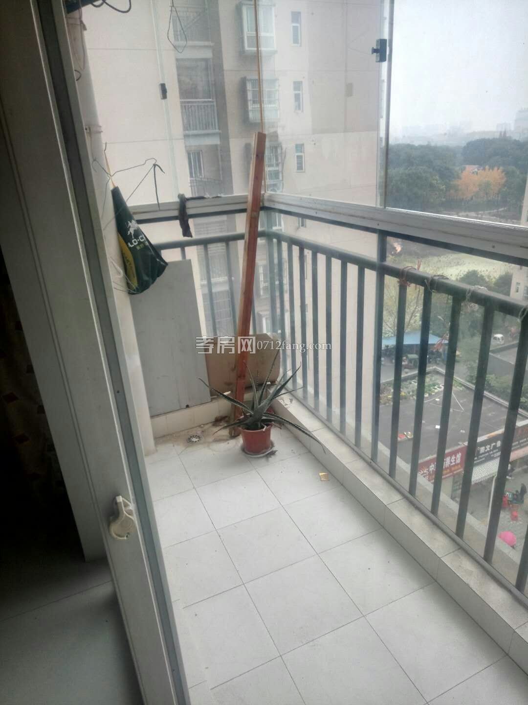 B2381掛口步行街四室二廳二衛(wèi)2/5毛坯175.49平米帶20平米車庫40萬