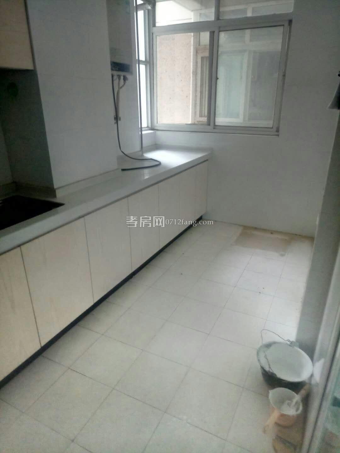 B2381掛口步行街四室二廳二衛(wèi)2/5毛坯175.49平米帶20平米車庫40萬