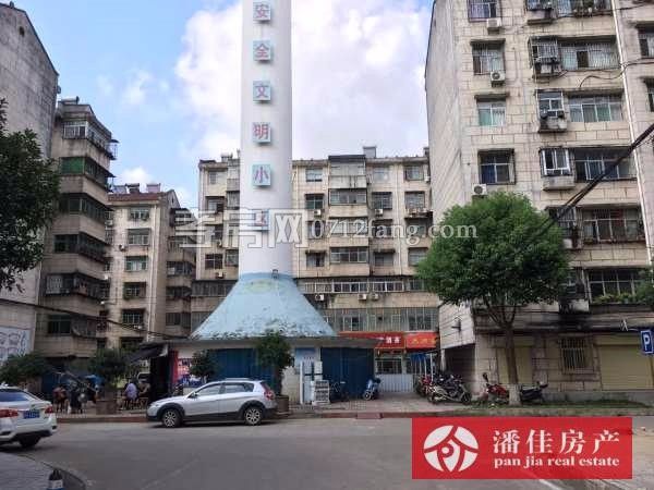 錦繡后湖二期電梯房經(jīng)典三房，131.36平精裝修中間