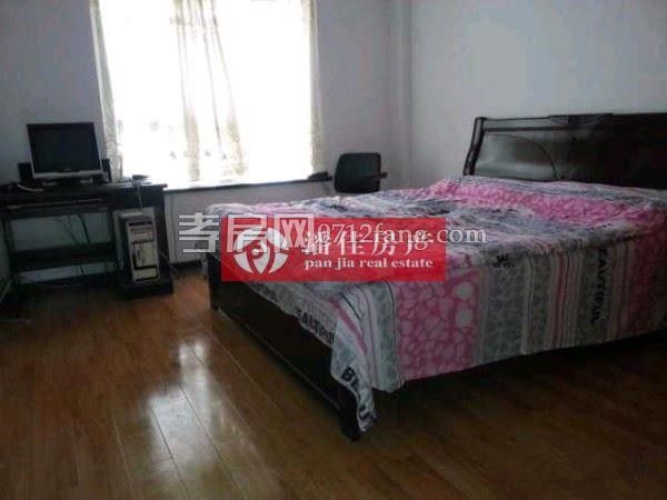 北京路虹景花園136.55平米3室2廳1衛(wèi)65萬