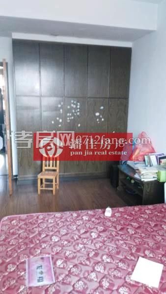 交通中路翡翠名都旁老孝棉精裝房138.9平米3室2廳1衛(wèi)46萬