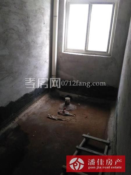 云湖尚景旁同升小區(qū)126平3室2廳2衛(wèi)毛坯證齊滿兩年42萬(wàn)