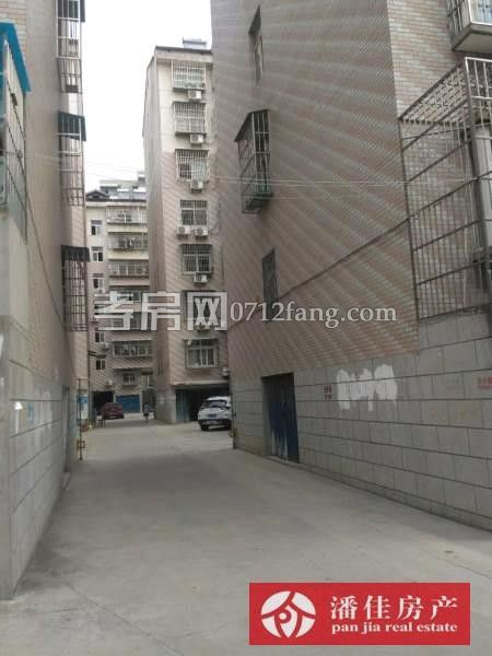 云湖尚景旁同升小區(qū)126平3室2廳2衛(wèi)毛坯證齊滿兩年42萬(wàn)