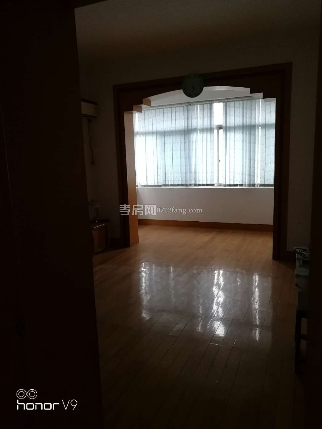 交通東路單位房4室2廳157平米57萬