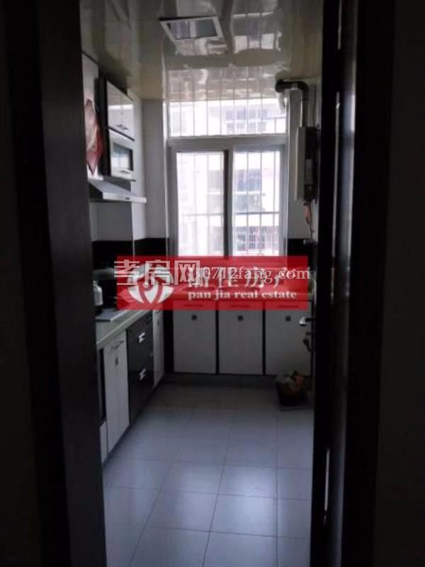 錦繡后湖二期電梯房經(jīng)典三房，131.36平精裝修中間