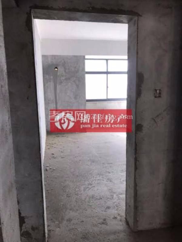 錦繡后湖二期電梯房經(jīng)典三房，131.36平精裝修中間