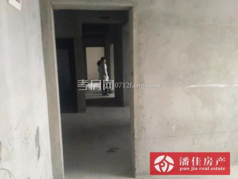 滿兩年柴油小區(qū)南區(qū)3室1廳1衛(wèi)80平簡(jiǎn)單裝修3樓